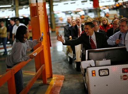 Barack Obama, durante su visita a una fábrica de General Motors en la campaña electoral.