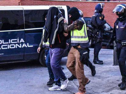 Momento de la detención en la barriada Príncipe Alfonso, en Ceuta.