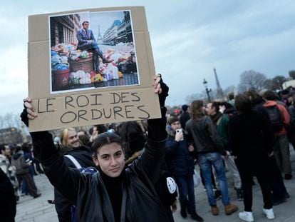 Una joven sostenía un cartel con la fotografía de Macron y la frase "El rey de las basura", en una protesta en París, el pasado viernes.