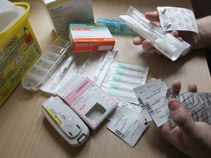 Un hombre muestra en su casa de Bilbao los fármacos opiáceos que consume, en una imagen tomada en 2019.