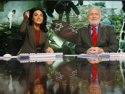 Los presentadores del noticiero de Al Jazeera en inglés, Ghida Fakhry y Dave Marash, el primer día de emisión.