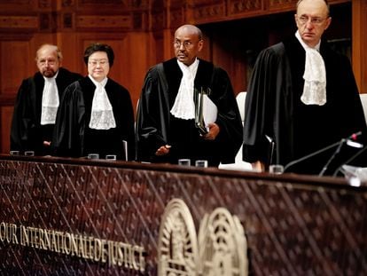 El presidente del Tribunal Internacional de Justicia de La Haya, Abdulqawi Ahmed Yusuf (segundo por la derecha),  y otros miembros de la corte en enero de 2020.