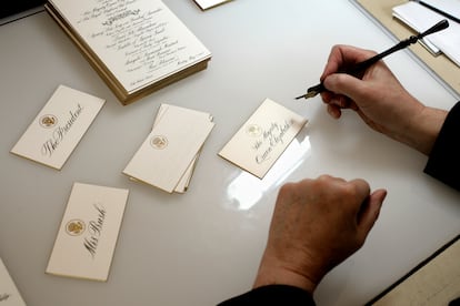 Los calígrafos de la Casa Blanca trabajan en tarjetas de mesa y menús para la cena de estado en honor de la reina Isabel II y el príncipe Felipe en 2007. Ese menú escrito a mano se subastará el 31 de mayo en la casa de subastas del Hotel Drouot de París.