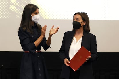 La reina Letizia entrega a la directora de EL PAÍS, Pepa Bueno, el título Alumni UCM Ilustre durante el acto para conmemorar el 50º aniversario de la Facultad de Ciencias de la Información de la Universidad Complutense de Madrid, donde ambas estudiaron.