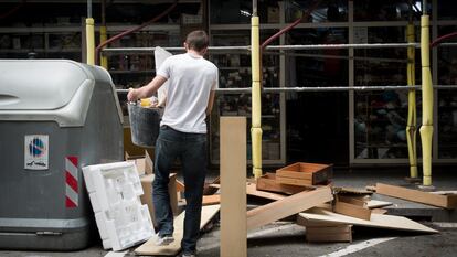 Muebles cerca de la Plaza santa Madrona de Poble Sec.