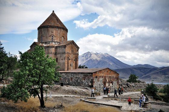 La catedral armenia de la Santa Cruz (siglo X), en la imagen inferior, está en la isla de Akhtamar, en el lago de Van, al este de Turquía.