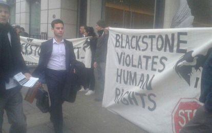 Concentració davant de la seu de Blackstone, a Londres.