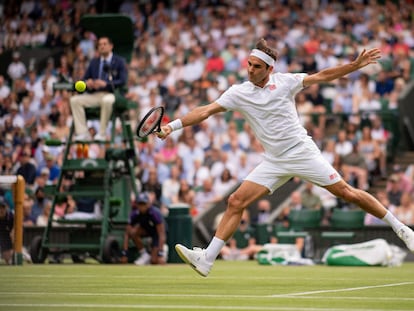 Federer volea durante su partido contra Gasquet en la central de Wimbledon.