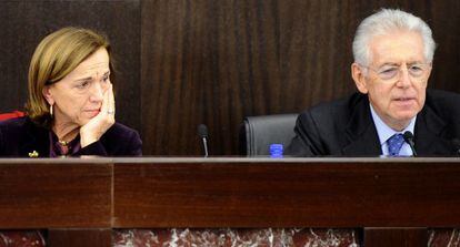 Monti y la ministra Fornero explican en rueda de prensa, el 4 de noviembre, los reci&eacute;n aprobados recortes.  