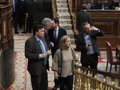 Los diputados de partidos pertenecientes al Grupo Mixto en el Congreso de los Diputados durante la Sesión Constitutiva de la XIV Legislatura. En sentido de las agujas del reloj, Ana Oramas, de Coalición Canaria, Tomás Guitarte, de Teruel Existe, Pedro Quevedo, de Nueva Canarias, Sergio Sayas, de UPN, y Joan Baldoví, de Compromís.