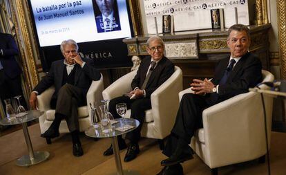 Juan Manuel Santos (dererecha), el exministro de Exteriores israelí, Shlomo Ben Ami y Felipe Gonzalez durante la presentación de sus memorias políticas.
