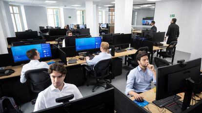 Trabajadores en una oficina.