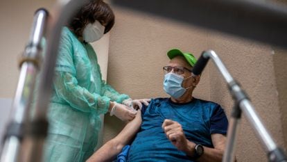 Una enfermera administra una dosis de la vacuna de Pfizer en una residencia de Leganés, este martes.