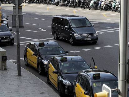 Una furgoneta de transporte privado para el MWC en Barcelona.