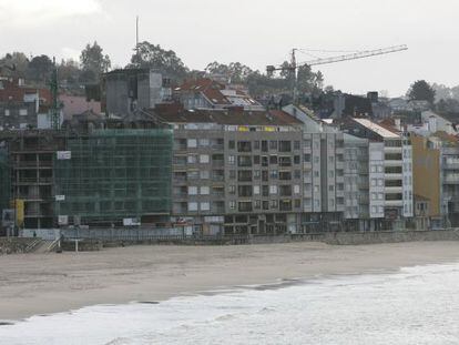 Edificio de Construcuatro que invade el dominio p&uacute;blico en la playa de Silgar.