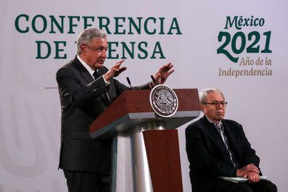 López Obrador junto al secretario de Salud, Jorge Alcocer, el pasado viernes 22, durante una conferencia de prensa ante más de una decena de periodistas.