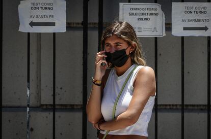 Una mujer espera su turno para hacerse la prueba de covid-19 en Buenos Aires, Argentina.