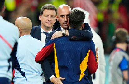 Luis Rubiales abraza a un jugador tras el partido entre Marruecos y España en el Mundial de Qatar.