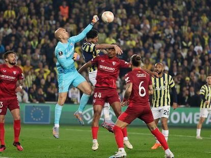 Marko Dmitrovic, portero del Sevilla, despeja el balón durante el partido de este jueves contra el Fenerbahçe.