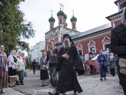 Un p&aacute;rroco ortodoxo ruso, rodeado de fieles durante el d&iacute;a de San Pedro en Mosc&uacute;, el martes pasado.