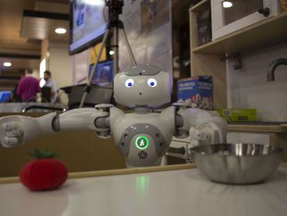 El robot Nao intenta coger un falso tomate en el Humanoids 2014.