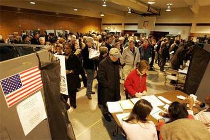 En la imagen, decenas de personas hacen cola para votar en un colegio de Nueva York.