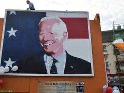 Mural con el rostro de Joe Biden.