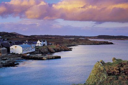 Islay, en la parte más occidental de Escocia, tiene 3.500 habitantes que viven principalmente de sus destilerías. Allí se encuentra la fábrica de Ardbeg, junto a uno de sus acantilados y a escasos metros de donde también se elabora otro famoso whisky de malta, el Lagavulin.
