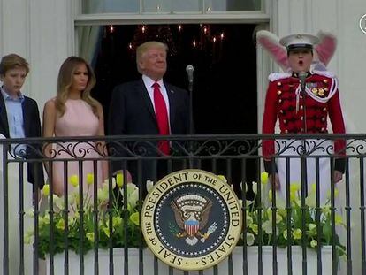 Trump olvida ponerse la mano en el pecho al escuchar el himno nacional