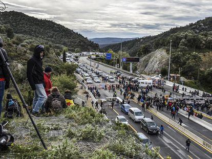 El corte de carretera en La Jonquera, en imágenes