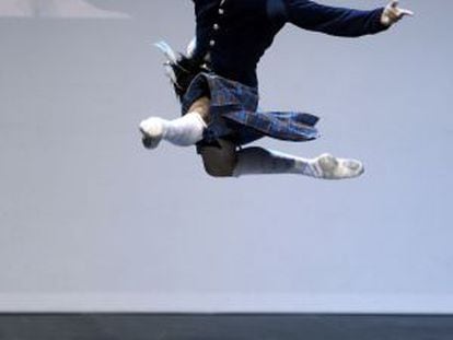 El bailarín Joaquín de Luz vistiendo el traje que utilizó Nureyev para 'La Sylphide'
