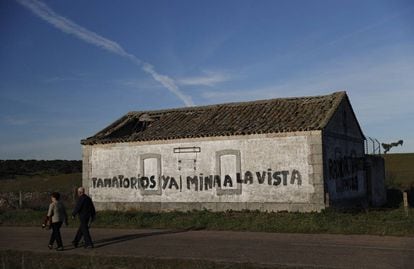 Pintada en un edificio abandonado junto a la carretera de entrada a Retortillo (Salamanca).