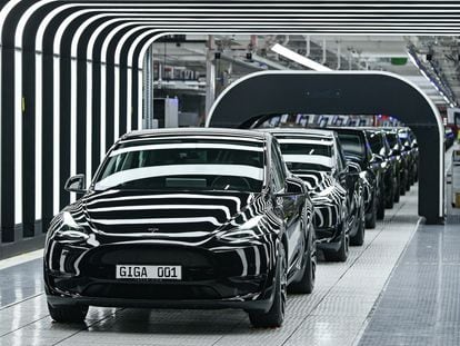 Varios vehículos eléctricos Model Y ruedan durante la inauguración de la fábrica de Tesla en Berlín, en marzo.