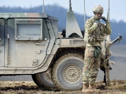 Un soldado estadounidense en el área de entrenamiento militar en Grafenwoehr, sur de Alemania, el 4 de marzo de 2020.