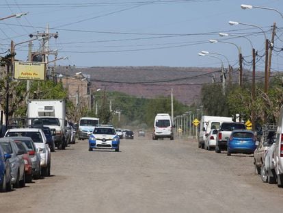 Calle de tierra en Añelo, el centro urbano del yacimiento de Vaca Muerta, en la provincia argentina de Neuquén.