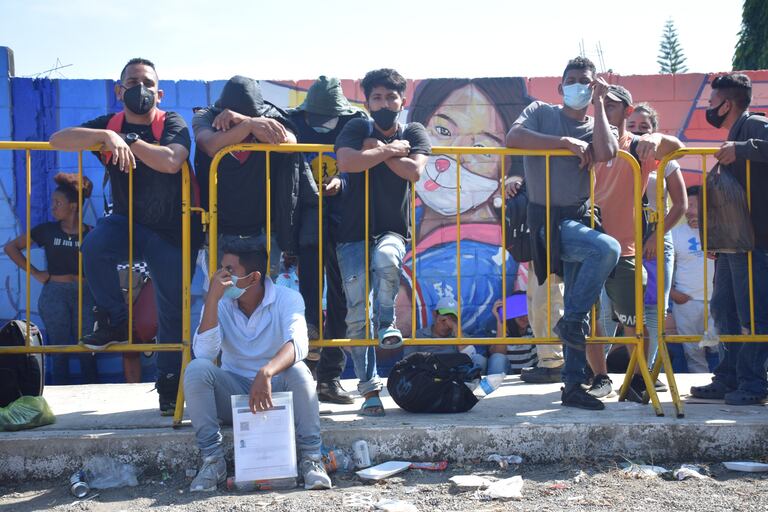 Migrantes esperan afuera de las oficinas del Instituto Nacional de Migración en Tapachula.
