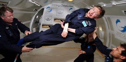 Stephen Hawking experimenta a gravidade zero em 2007.