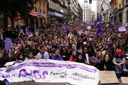Manifestación de estudiantes por el 8-M en la calle de San Bernardo, frente al Ministerio de Justicia, en Madrid.