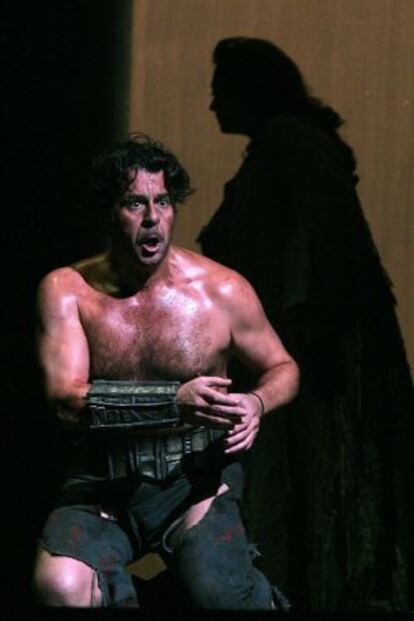 Carlos Álvarez, durante los ensayos de Macbeth, en el teatro Cervantes de Málaga en 2005.