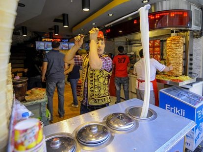 Un vendedor de helado en la avenida Istiklal de Estambul.