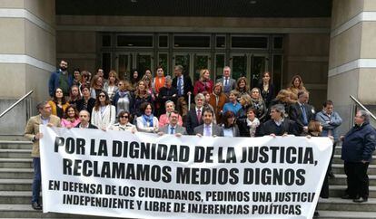 Concentración de jueces ante el Tribunal Superior de Justicia del País Vasco, el 17 de mayo.