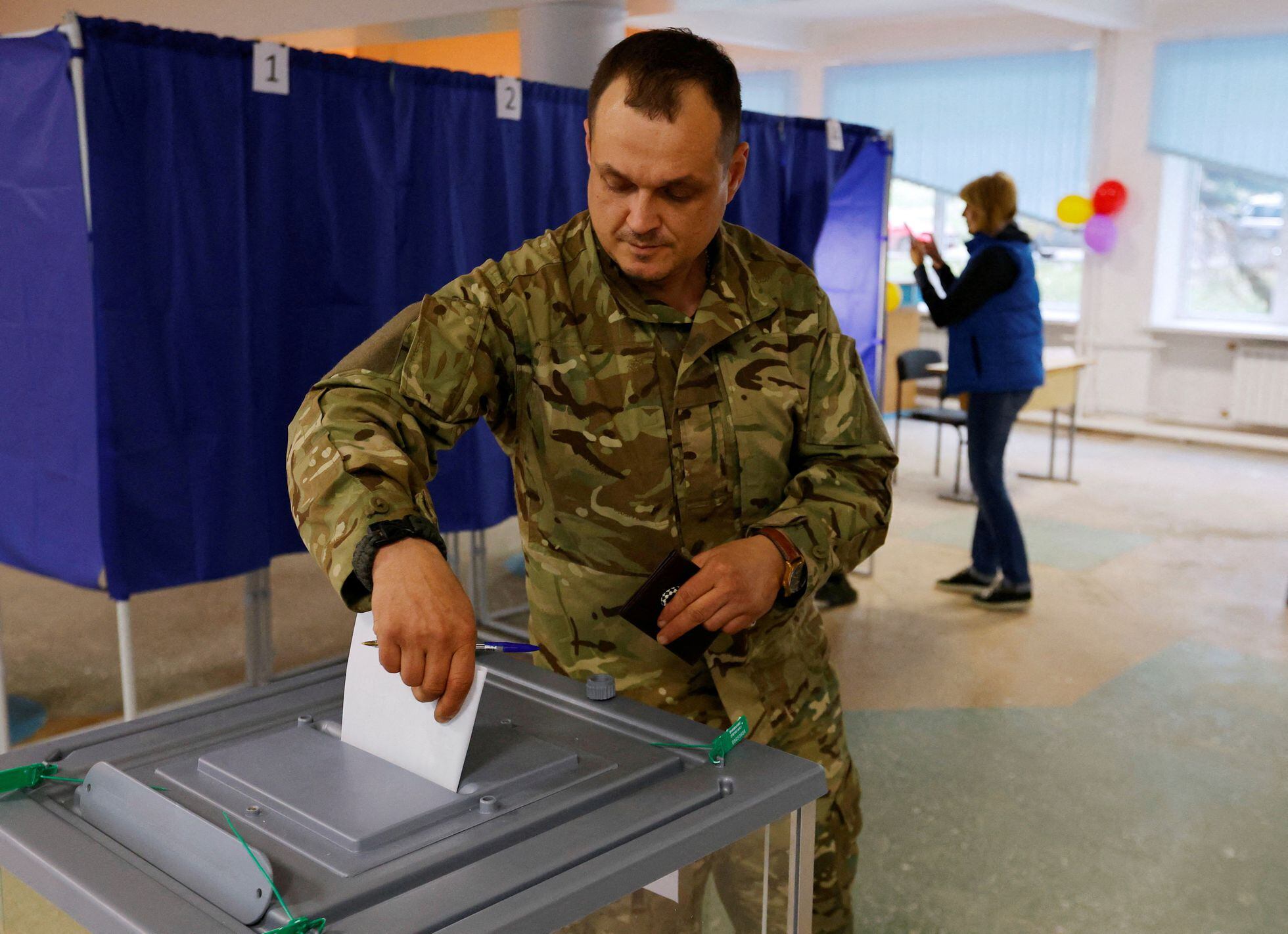 Un miliciano de la autoproclamada República Popular de Donetsk vota en el referendo de anexión de la provincia ucrania a Rusia, el pasado martes en la ciudad de Donetsk.
