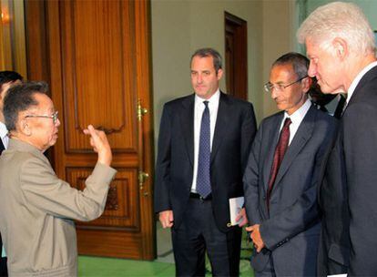 El mandatario norcoreano Kim Jong-il (izquierda), ayer en Pyongyang con Bill Clinton y dos miembros de su delegación.