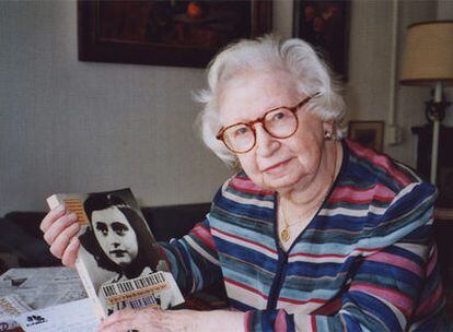 Miep Gies con el <i>Diario</i> de Ana Frank.