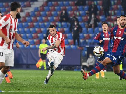 Berenguer, en el disparo que clasificó al Athletic para la final de Copa.