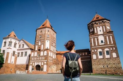 Una turista contempla el castillo medieval de la ciudad de Mir, en la región bielorrusa de Grodno.