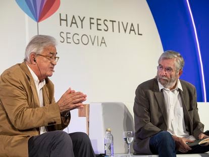 El historiador británico Antony Beevor y el escritor Antonio Muñoz Molina en el Hay Festival de Segovia.
