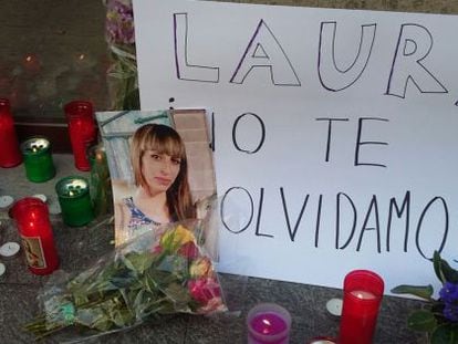 Imagen de la joven asesinada, junto al altar de protesta montado en el lugar del crimen.