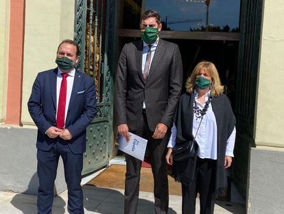 Los concejales de Vox, en la puerta del Ayuntamiento de Murcia.
