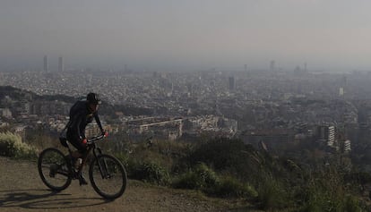 Una ciclista a la carretera de les Aigües durant un episodi de contaminació.